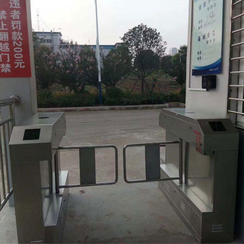 荊門道閘廠家揭秘：電動(dòng)道閘和液壓道閘